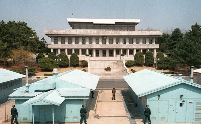 PANMUNJOM, bază militară aflată la graniţa dintre cele două Corei. (KIM JAE-HWAN / AFP / Getty Images)
