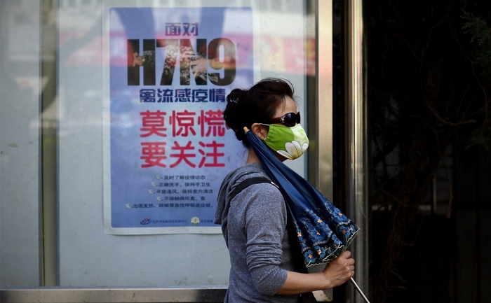 Chinezi purtând măşti împotriva virusului H7N9, Beijing