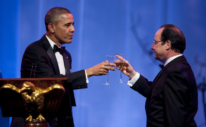 Preşedintele american Barack Obama alături de omologul său francez Francois Hollande, la dineul oficial.