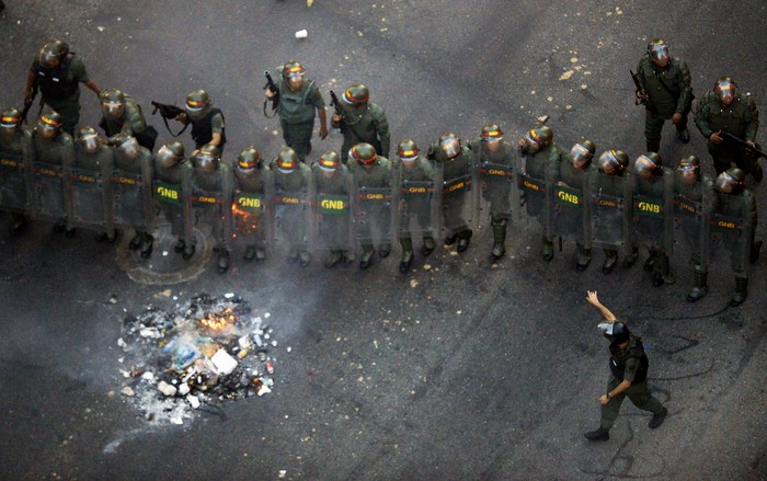 Trupele anti revoltă iau poziţie de luptă, Caracas, 12 februarie 2014