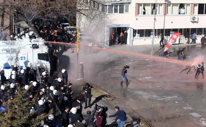 Ziaristă în Ankara, luată direct în bătaia tunului cu apă, 13 februarie 2014