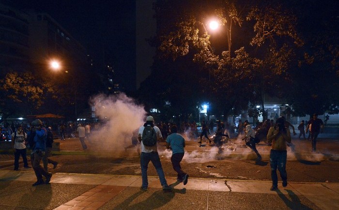 Ciocniri între poliţie şi studeţi în timpul protestelor din Caracas. Tinerii au ieşit din nou în stradp vineri, 14 februarie, pentru a protesta împotriva preşedintelui Maduro, după o săptămâna de violenţe ce au culminat cu uciderea  a trei protestatari, miercuri.  Tensiunea a sporti după ce Twitter a raportat că guvernul venezuelean a blocat transferurile de mesaje e conţineau fotografii cu protestele.