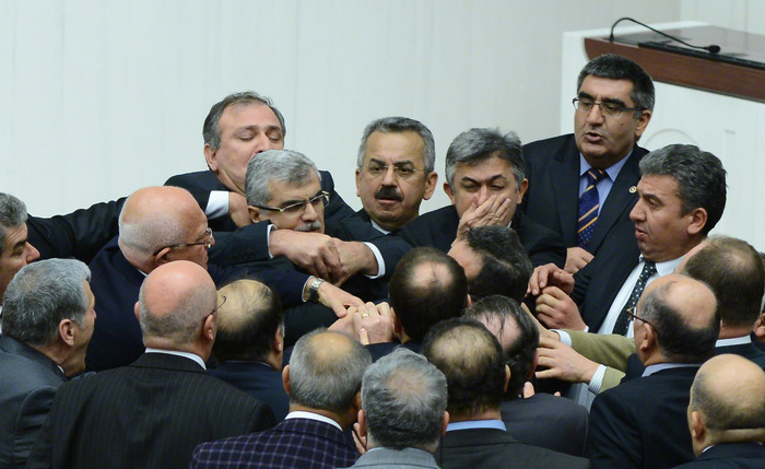 Deputaţii partidelor AK (AKP) şi CHP se încăieră în  Parlamentul turc