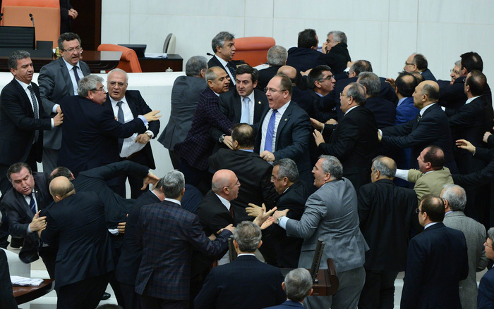 Deputaţii partidelor AK (AKP) şi CHP se încăieră în  Parlamentul turc