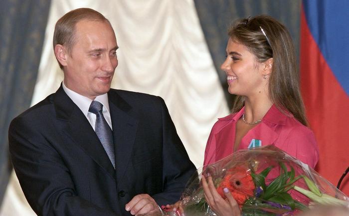 Preşedintele rus Vladimir Putin îi dă un buchet de flori renumitei gimnaste Alina Kabayeva