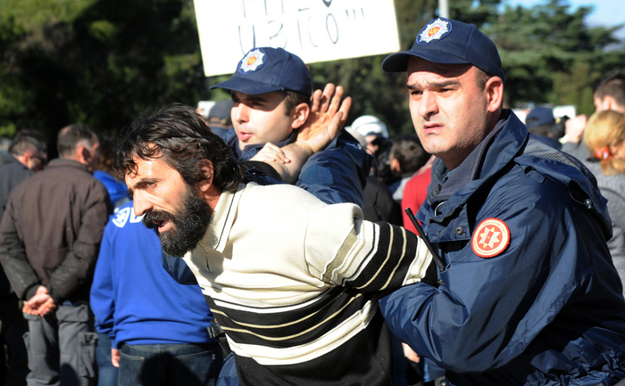 Poliţia arestând un protestatar în timpul demonstraţiilor de la Podgorica, Muntenegru, în data de 15 februarie. Conform autorităţilor, nouă poliţişti au fost răniţi de pietrele aruncate de manifestanţii care cereau demisia guvernului.