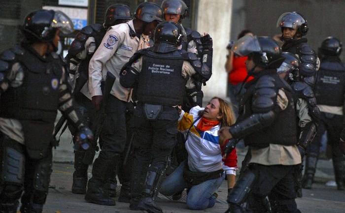 Arestări în timpul protestului anti-guvernamental al studenţilor din Caracas, 15 februarie 2014. (JUAN BARRETO / AFP / Getty Images)