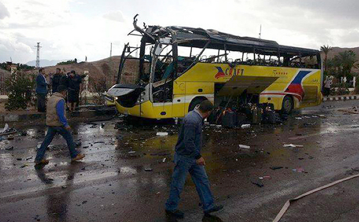 Explozie la bordul unui autobuz turistic în Sinai, în apropiere de graniţa cu Israelul, la 16 februarie 2014 (- / AFP / Getty Images)