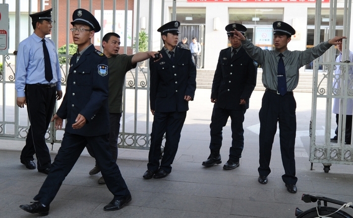 Pentru a scăpa de detenţie, funcţionarii chinezi corupţi îşi  cumpără permisiuni de tratament medical în spitale obişnuite. (MARK RALSTON/FP/GettyImages)