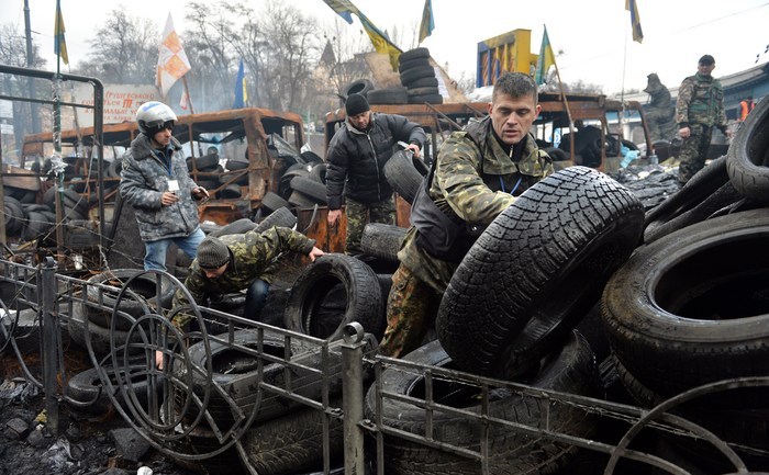 Euro Maidanul întăreşte baricadele cu cauciucuri, 17 februarie 2014
