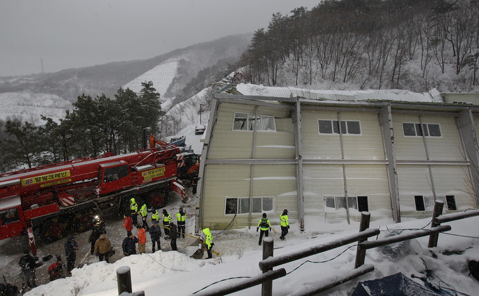 Gyeongju - clădire dărâmată. Coreea de Sud, 17 februarie 2014.