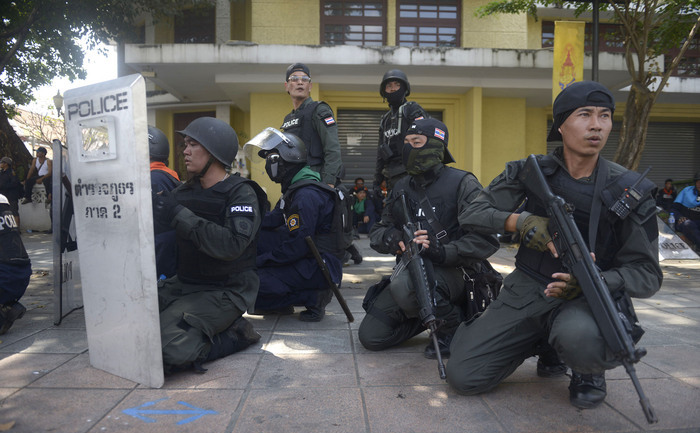 Poliţie tailandeză în ciocniri violente în Bangkok, 18 februarie 2014 (Nick McGrath / Getty Images)