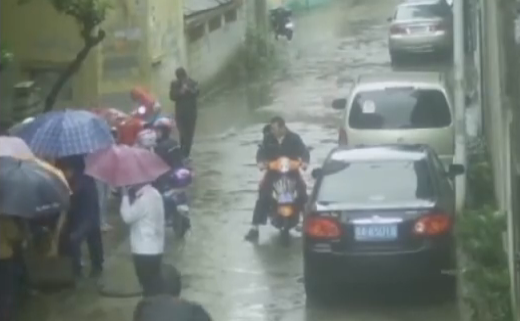 Femeia salvată din gaura de canal, în care a fost băgată acolo pentru a-i stoarce bani (Captură Youtube)