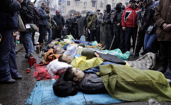Cadavre aliniate în piaţa centrală din Kiev. 20 februarie 2014.