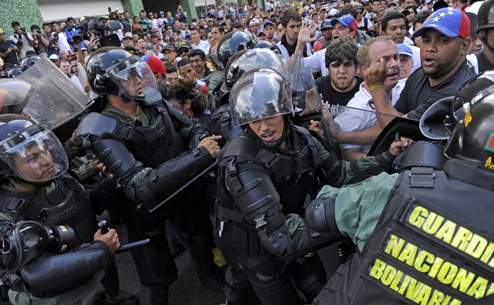 Ciocniri între protestatari şi poliţia de revoltă din Venezuela. 18 februarie 2014.