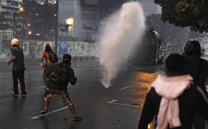 Tunurile de apă îndreptate împotriva protestatarilor din Venezuela. (LEO RAMIREZ / AFP / Getty Images)
