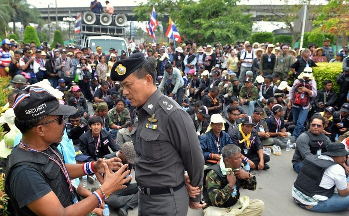 Poliţie şi protestatari în Bangkok, 21 februarie 2014