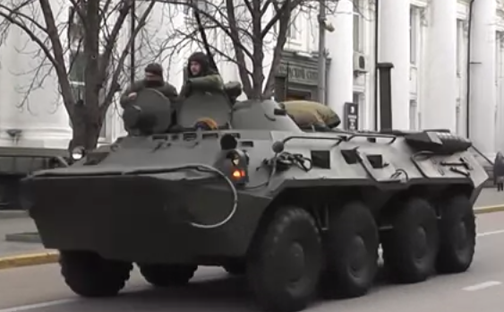 Blindate cu trupe ruseşti pe străzile din Sevastopol.