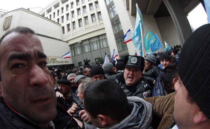 Busculade între pro-ucraineeni şi pro-ruşi în faţa Parlamentului regional din Simferopol, 26 februarie 2014 (Vasiliy BATANOV/AFP/Getty Images)