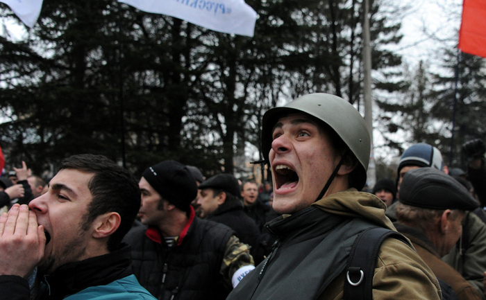Demonstranţi pro-ruşi în Simferopol, 27 februarie 2014 (VIKTOR DRACHEV/AFP/Getty Images)