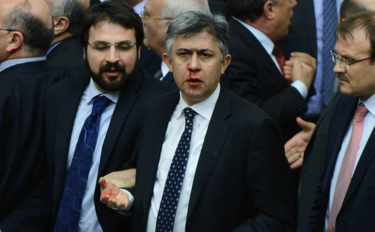 Nasul membrului parlamentului, Ali Ihsan Kokturk (CHP), sângerează în urma încăierării deputaţilor din partidele AK (AKP) şi CHP (- / AFP / Getty Images)