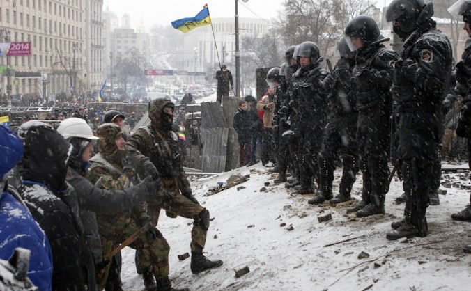 Protestatarii din Kiev în faţa forţelor Berkut.