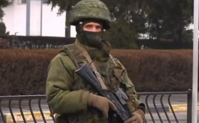 ”Forţele pro-ruse” în aeroportul din Simferopol, Crimeea.