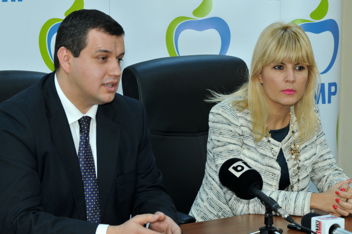 Conferinţă de presă la sediul PMP susţinută de Eugen Tomac, preşedinte şi Elena Udrea, vicepreşedinte PMP (Epoch Times România)