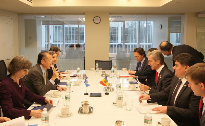 Preşedintele şi Directorul executiv ai Băncii Mondiale, Jim Kim şi Frank Heemskerk, cu Prim-ministrul Iurie Leancă la Washington. (gov.md)