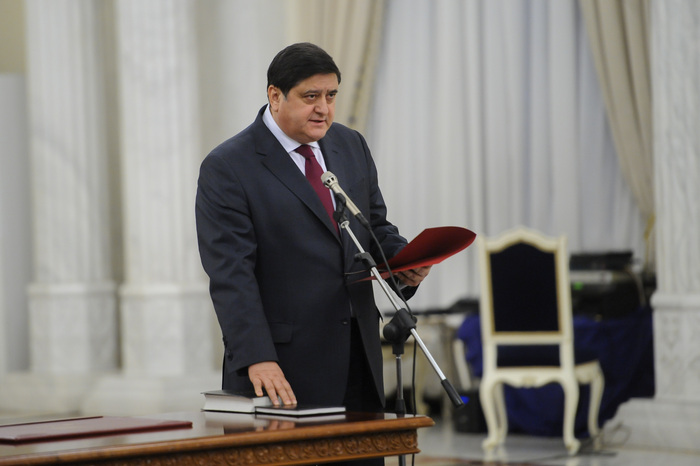 Depunerea jurământului de credinţă a miniştrilor din Cabinetul Ponta 3. În imagine, Constantin Niţă