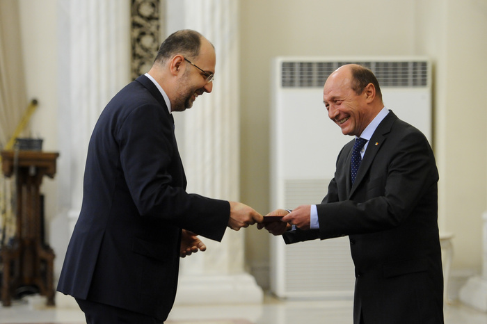 Depunerea jurământului de credinţă a miniştrilor din Cabinetul Ponta 3. În imagine, Kelemen Hunor şi Traian Băsescu
