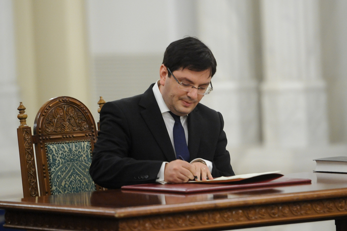 Depunerea jurământului de credinţă a miniştrilor din Cabinetul Ponta 3. În imagine, Nicolae Bănicioiu