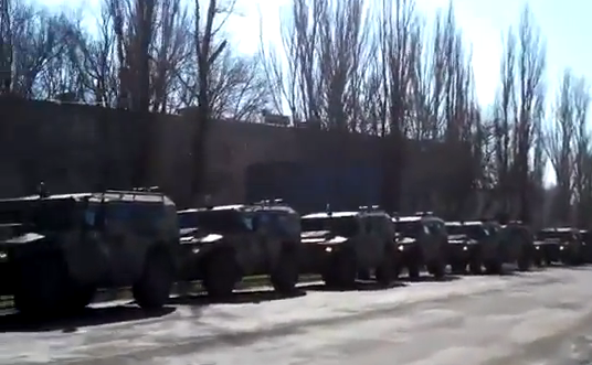 Autovehicule blindate ruseşti în nordul peninsulei Crimeea. (captură youtube.com)