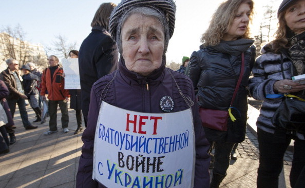 Participanţii la mitingul organizat la Moscova, pe 10 martie 2014, împotriva intervenţiei militare ruse în Ucraina.