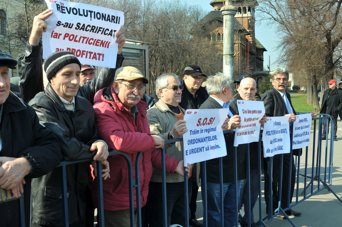 Protestul revoluţionarilor în Piaţa Victoriei. (Epoch Times România)