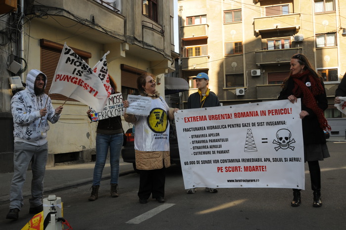 Activişti anti-fracking în faţa Ambasadei Marii Britanii, protest împotriva cazului Barton Moss
