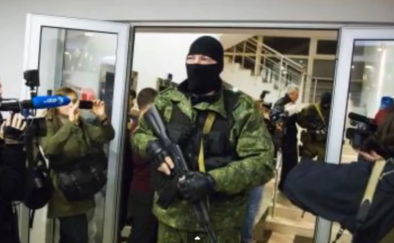 Poliţia înarmată în timpul raidului unui hotel din Simferopol.