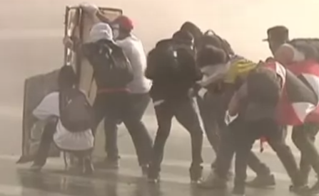 Protestatarii se apără de tunurile cu apă, Venezuela. (captură youtube.com)