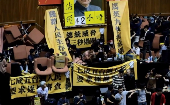 Studenţii au ocupat Parlamentul din Taiwan în semn de protest faţă de un acord comercial cu China