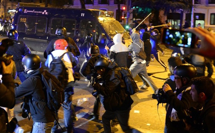 Demonstranţi atacă o dubă a poliţiei în timpul marşului anti-austeritate din Madrid, 22 martie 2014 (GERARD JULIEN/AFP/Getty Images)