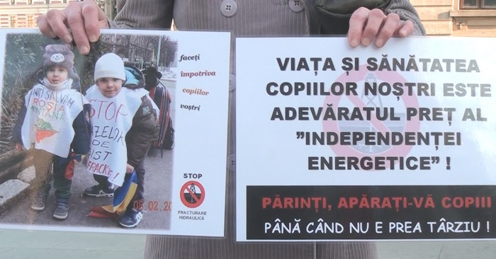Miting de solidaritate cu familia lui Marian Furcelea, baiatul de 9 ani mort intoxicat cu gaze lângă o sondă OMV Petrom.