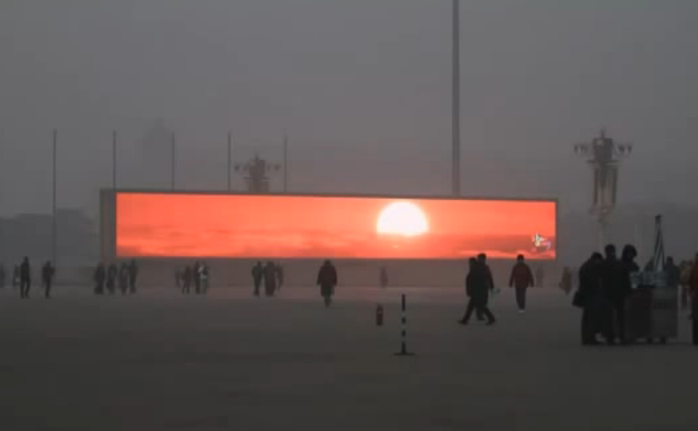 În Beijing, răsăritul mai apare doar pe ecran. (captură youtube.com)