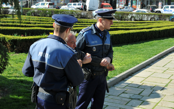 Poliţişti în exerciţiul funcţiunii (Epoch Times România)