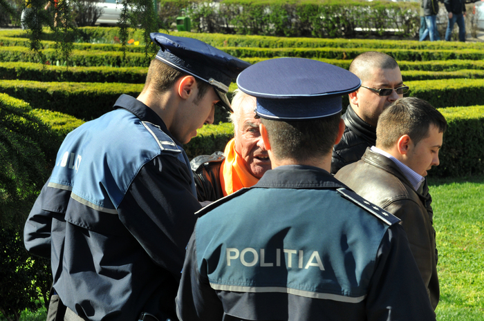 Poliţişti în exerciţiul funcţiunii (Epoch Times România)