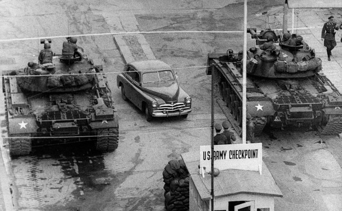 O maşină la un punct de control al armatei americane, în Berlinul Războiului Rece, octombrie 1961 (AFP/Getty Images)
