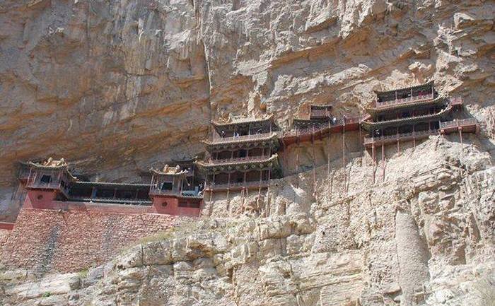 Manastirea Suspendata de pe Muntele Heng, China.