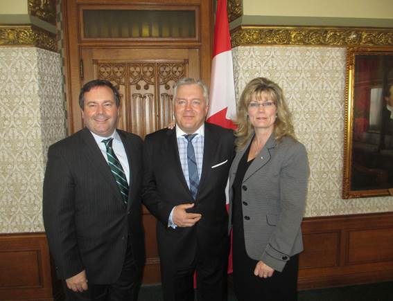 Ministrul Jason Kenney şi ministrul Shelley Glover împreună cu şeful organizaţiei caritabile "Tribute to Liberty" Ludwik Klimkowski