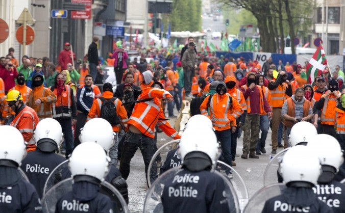 Protest la Bruxelles împotriva austerităţii, soldat cu ciocniri între forţele de ordine şi docherii din Anvers şi Gent, 4 aprilie 2014. (Epoch Times English)