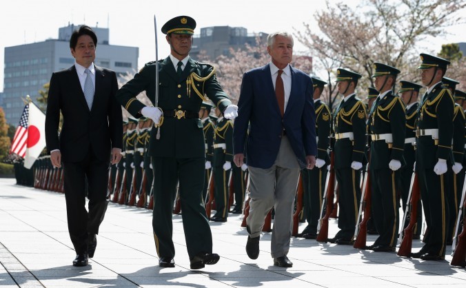 Secretarul american al Apărării, Chuck Hagel, însoţit de ministrul japonez al Apărării, Itsunori Onodera (stânga), la sediul Ministerului Apărării japoneze, pe 6 aprilie la Tokyo
