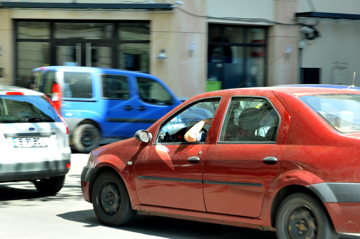 Şoferi la volan în trafic (Epoch Times România)